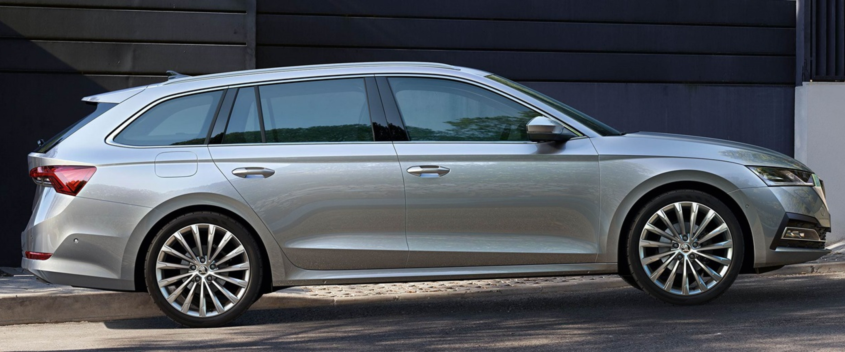 https://axynoohcto.cloudimg.io/crop/2880x1200/n/https://s3.eu-central-1.amazonaws.com/muntstad-nl/02/2004-skoda-nieuwe-octavia-combi-22.jpg?v=1-0