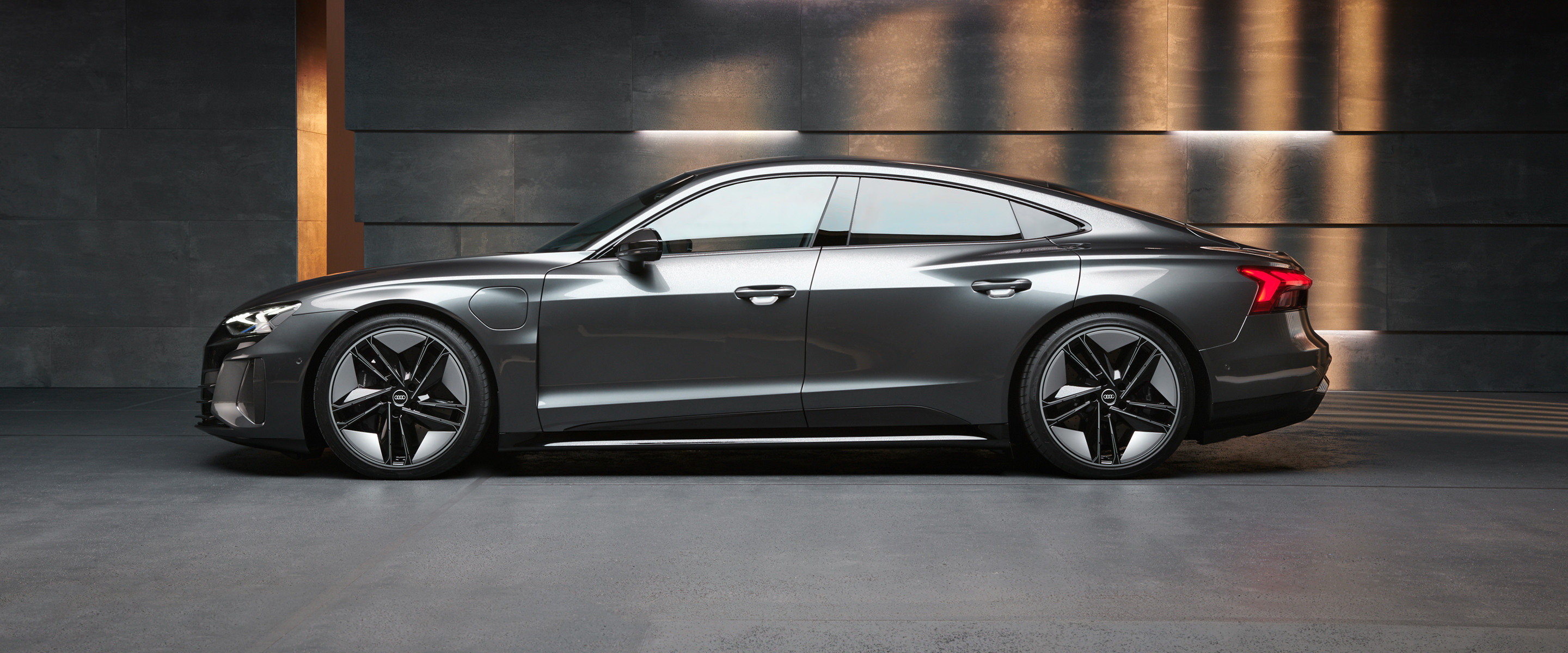 Audi e-tron GT header