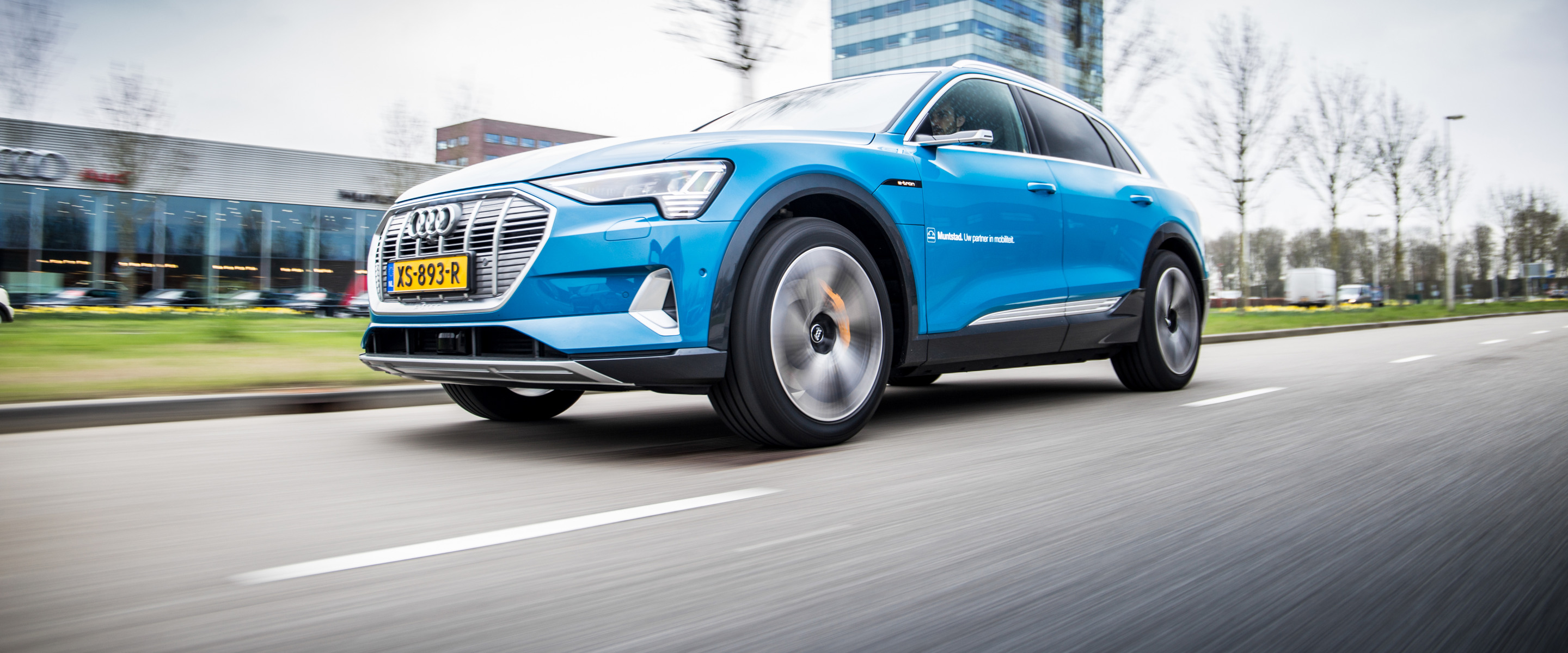 https://axynoohcto.cloudimg.io/crop/2880x1200/n/https://s3.eu-central-1.amazonaws.com/muntstad-nl/05/20190912_elektrische-rijden_e-tron-rijshot_1920x1080px-brede-visual.jpg?v=1-0