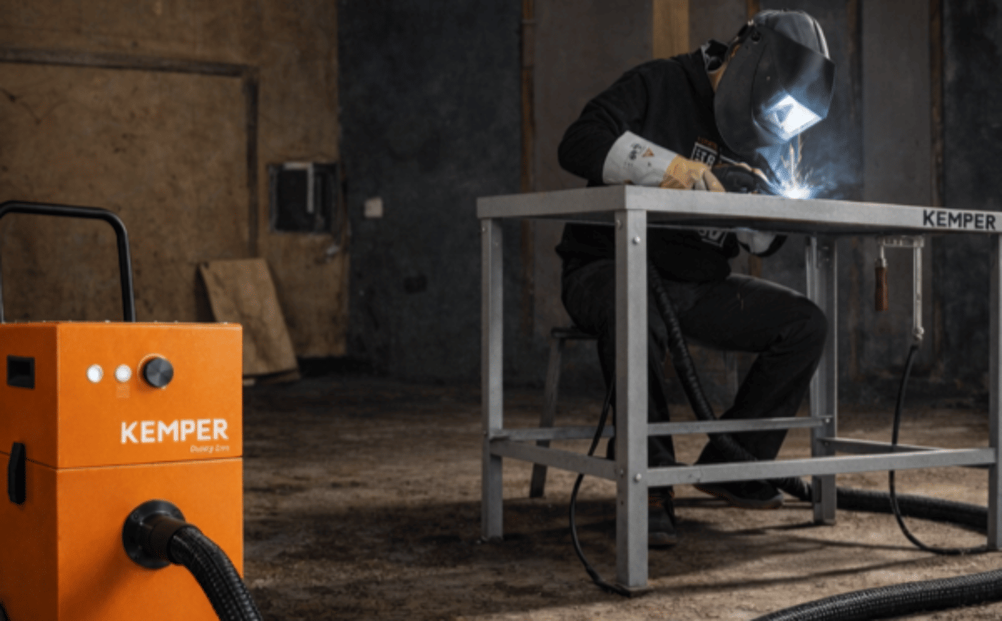 Lasser werkt met Kemper lasrookafzuiging tijdens MIG/MAG lassen
