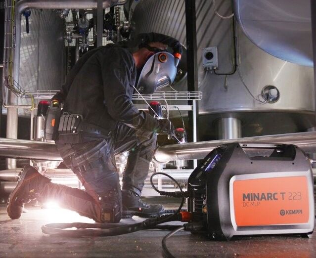 Lasser werkt met Kemppi Minarc T 223 tijdens MIG/MAG lasproces