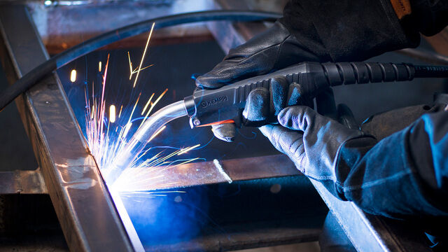 Lasser is aan het MIG/MAG lassen op een stalen constructie